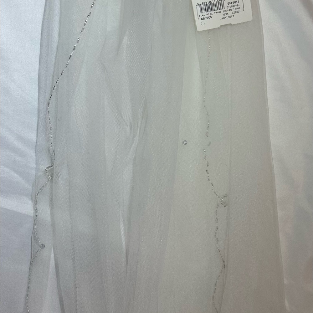 Elegant White Bridal Veil - Picture 5 of 7